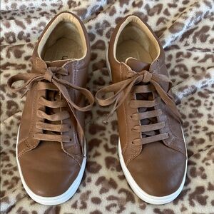 UGG cocoa brown Leather Women's Sneakers like new in size 9